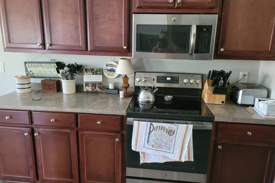 Kitchen before: bare wall between the counter and upper cabinets